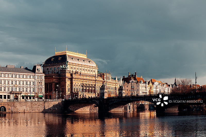 捷克共和国日落时分的伏尔塔瓦河与布拉格天际线，以及国家剧院图片素材