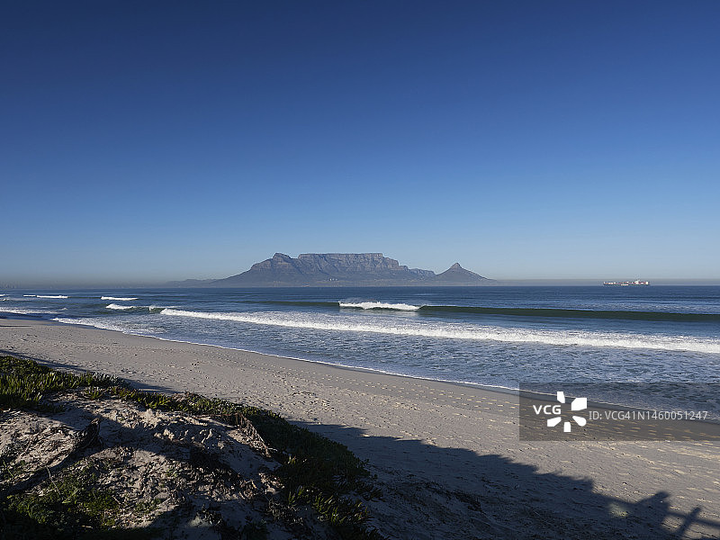 从布劳 bergstrand 海滩看到的桌山图片素材