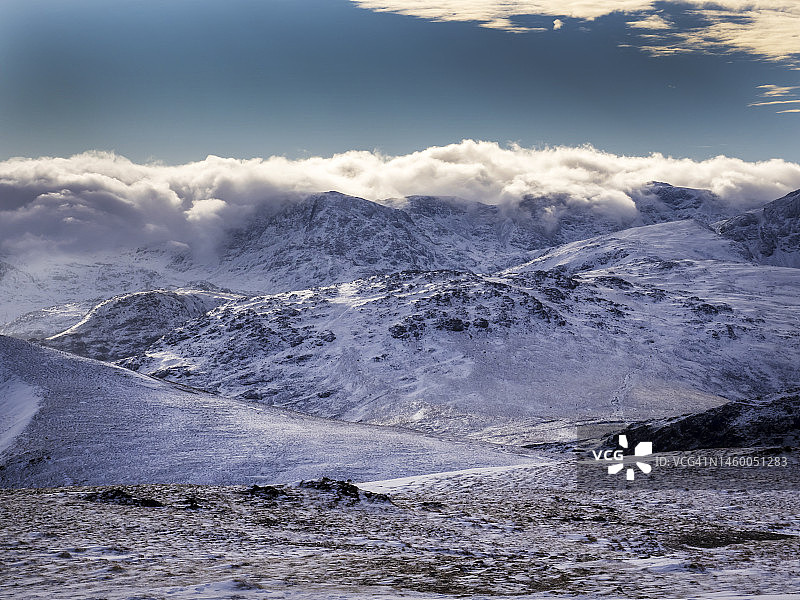 英国湖区欣德斯卡思山柯克费尔山的云雾图片素材