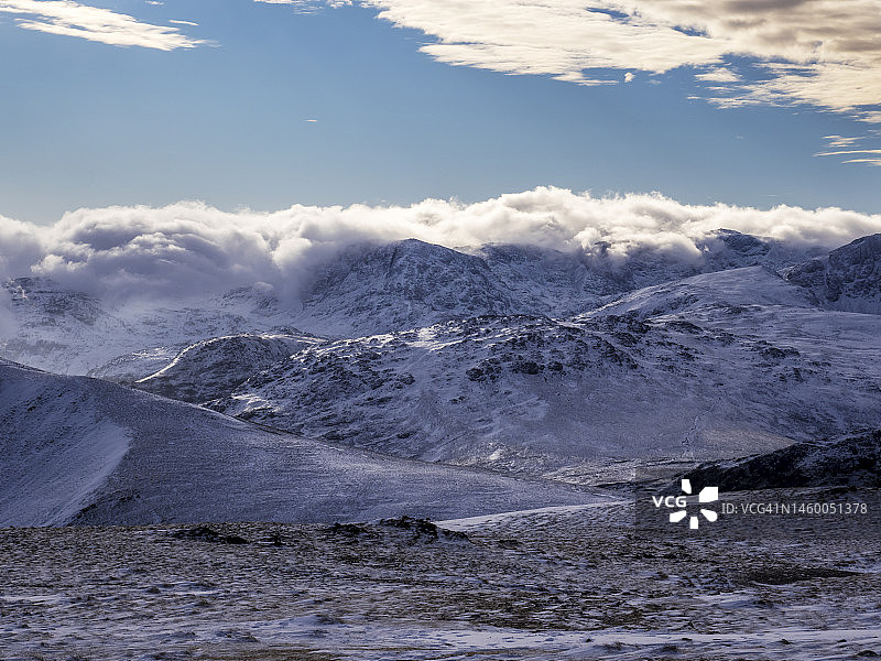 英国湖区欣德斯卡思山柯克费尔山的云雾图片素材