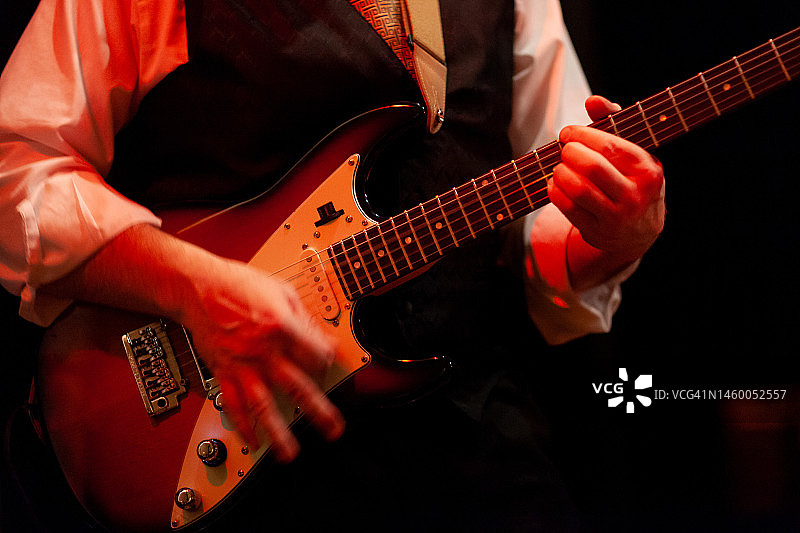 在电吉他上快速演奏图片素材