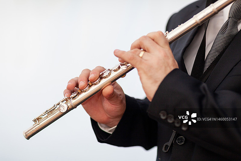 夹克、领带和长笛图片素材