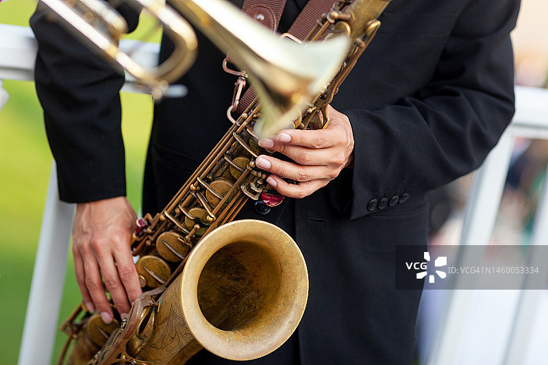 萨克斯和喇叭与乐手的双手图片素材