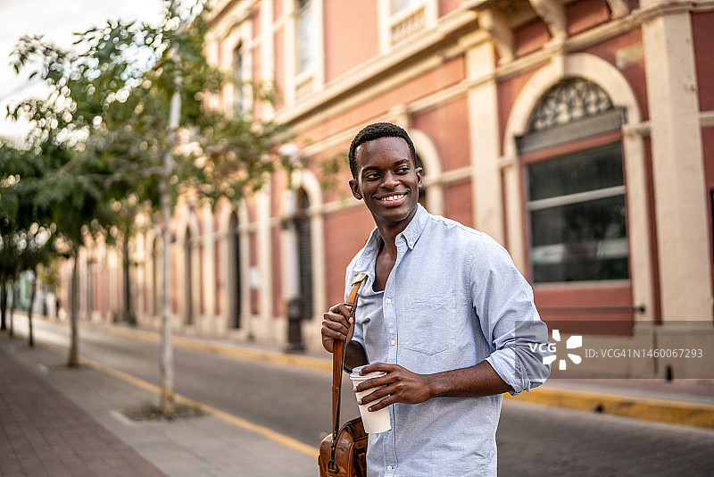 年轻商人在历史街区步行图片素材