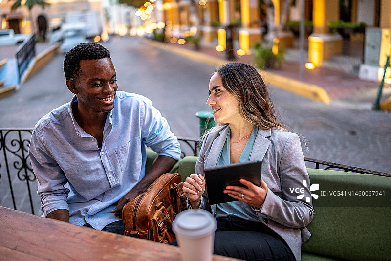 在咖啡店开会的商务同事图片素材