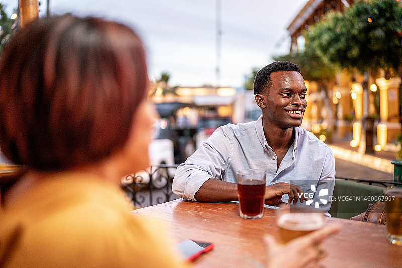 商务同事在餐厅交谈和开会图片素材