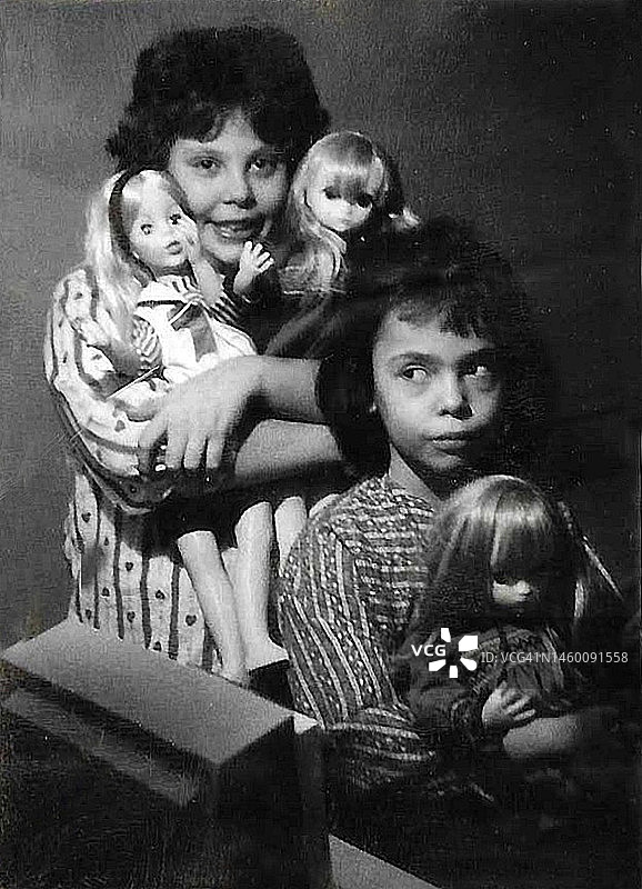 手持玩偶的黑白少女影像图片素材