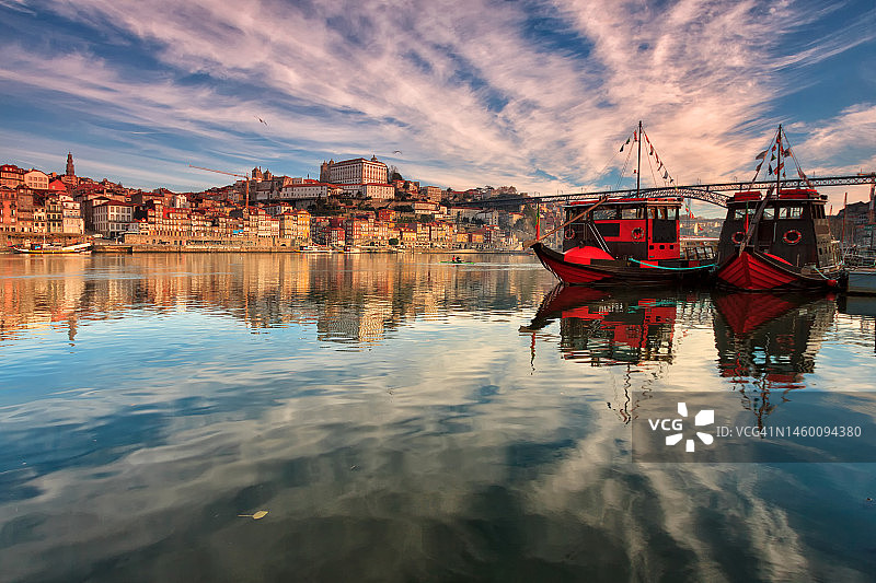 葡萄牙北部城市波尔图历史中心城区景观：杜罗河上的传统船只，旅游景点和度假胜地图片素材