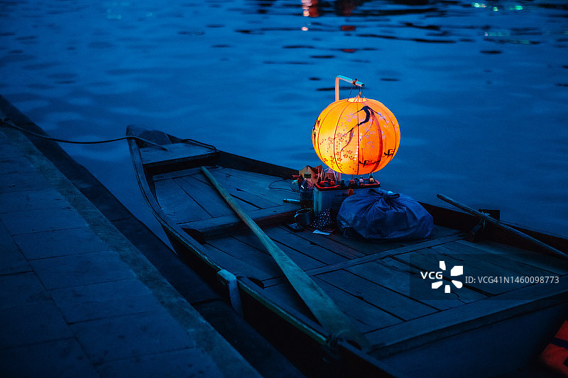 悬挂在船上的祈福灯笼图片素材