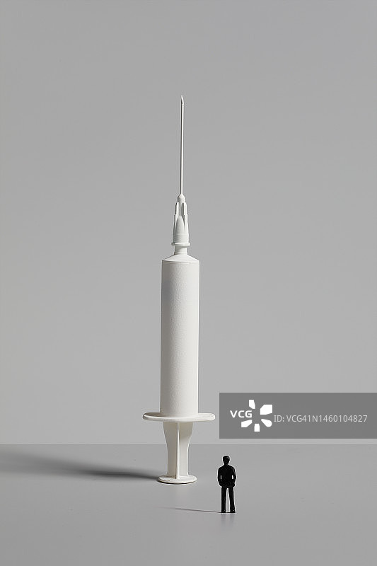 拿着大注射器的男人图片素材