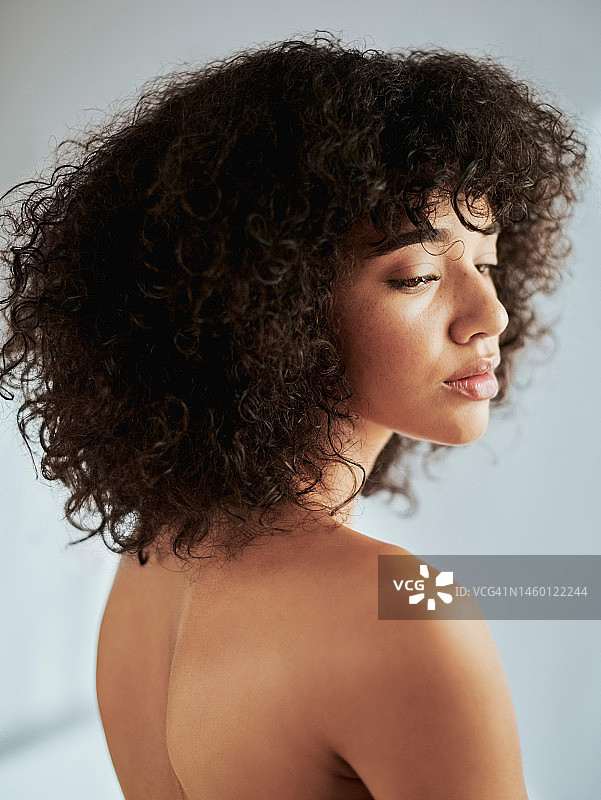 黑人模特：展示护肤、思考、健康、治疗或自然美图片素材