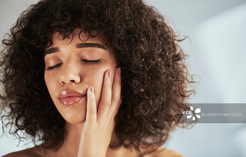 工作室里的黑人女模特，面部美容和审美，用于健康、治疗或天然护肤。皮肤、化妆品和奢华，一个有吸引力的年轻女性摆姿势以推广护肤品图片素材