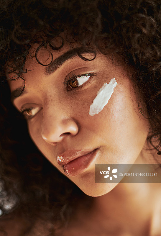 黑人女性，美容霜和护肤品或防晒霜，皮肤科，化妆品产品。工作室里的健康模特，肌肤焕发光彩，天然头发和自我护理，面部使用健康的化妆品图片素材