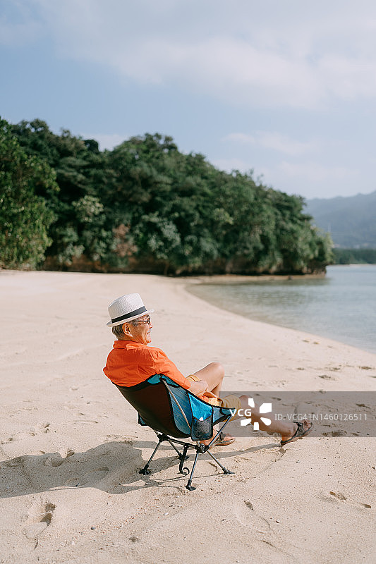在热带海滩上放松的年长男人图片素材