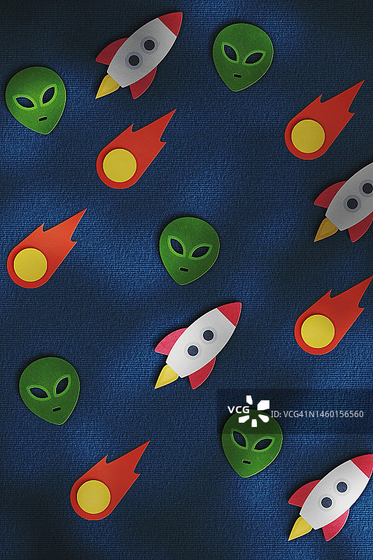 带有火箭和外星人的剪纸太空无缝图案图片素材