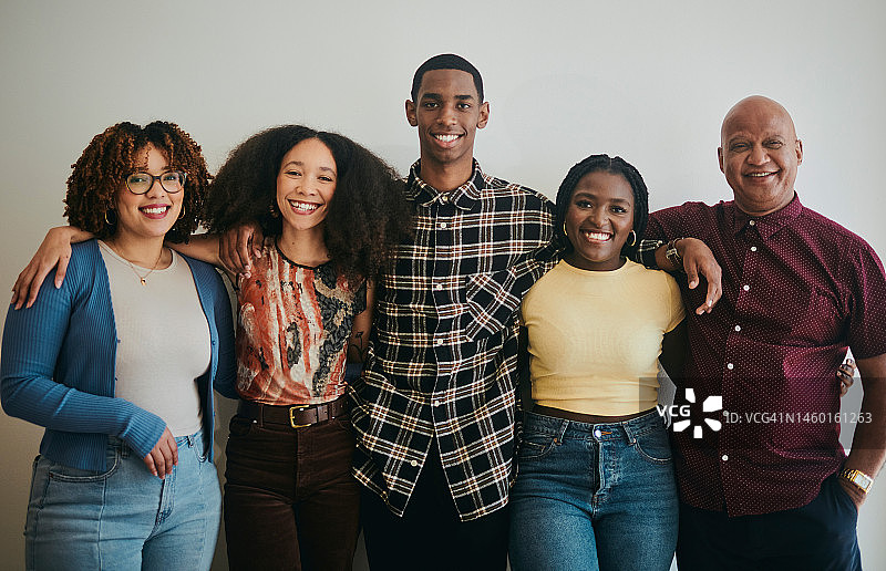 创业公司多元团队肖像，快乐商务人士协作与支持图片素材