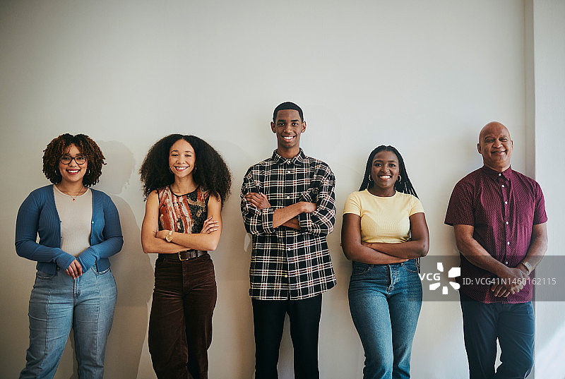 初创企业团队合影，展现平等、团结和满意的工作氛围。团结、愿景和快乐的跨种族商业人士在公司拥有乐观的态度。图片素材