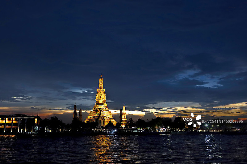 泰国曼谷郑王庙湄南河日落图片素材