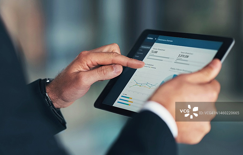 商务人士使用平板电脑进行投资策略、财务增长或财务审查的数据分析图片素材
