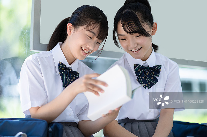 坐在公交车站的学生图片素材