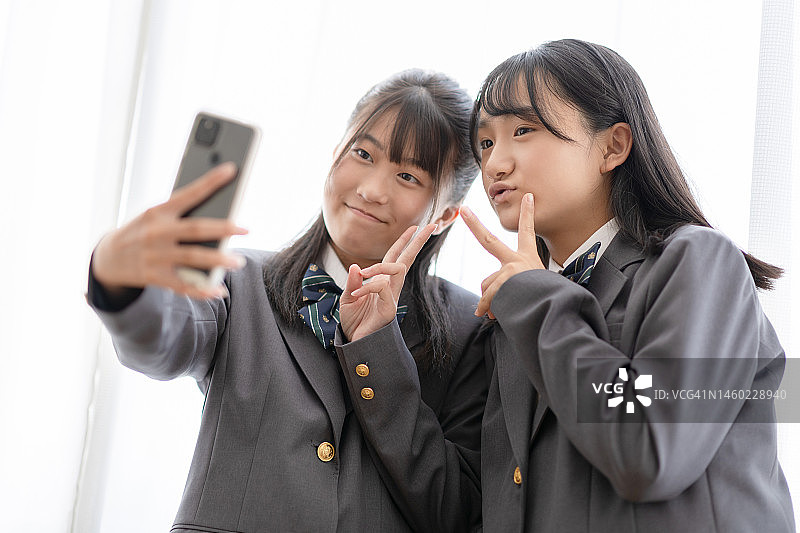 自拍的初中生图片素材