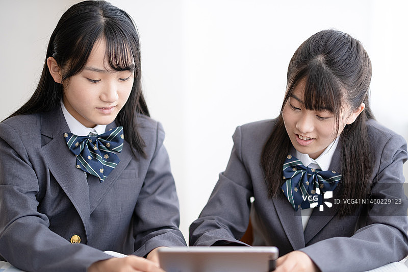 课堂上的初中生图片素材