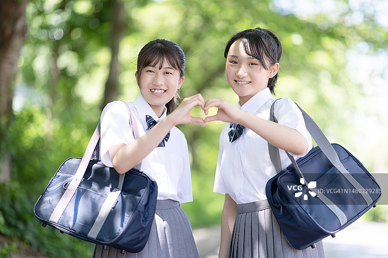 在公园里散步的学生肖像图片素材