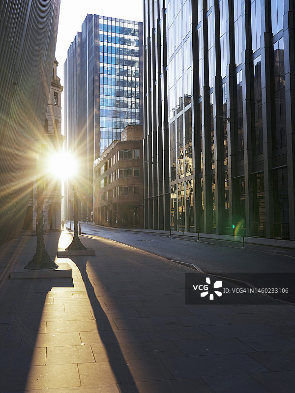 伦敦金融区日出时分的街道图片素材