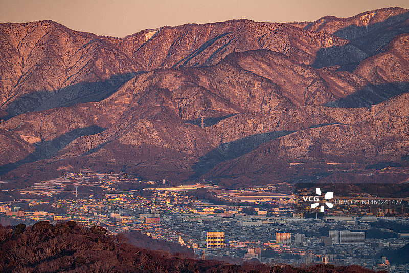 日本神奈川县的雪山和住宅区图片素材