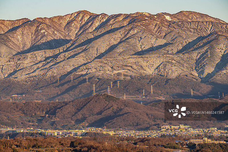 日本神奈川县的雪山和住宅区图片素材