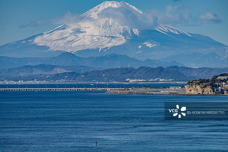 日本神奈川县白雪皑皑的富士山和阳光明媚的海滩图片素材