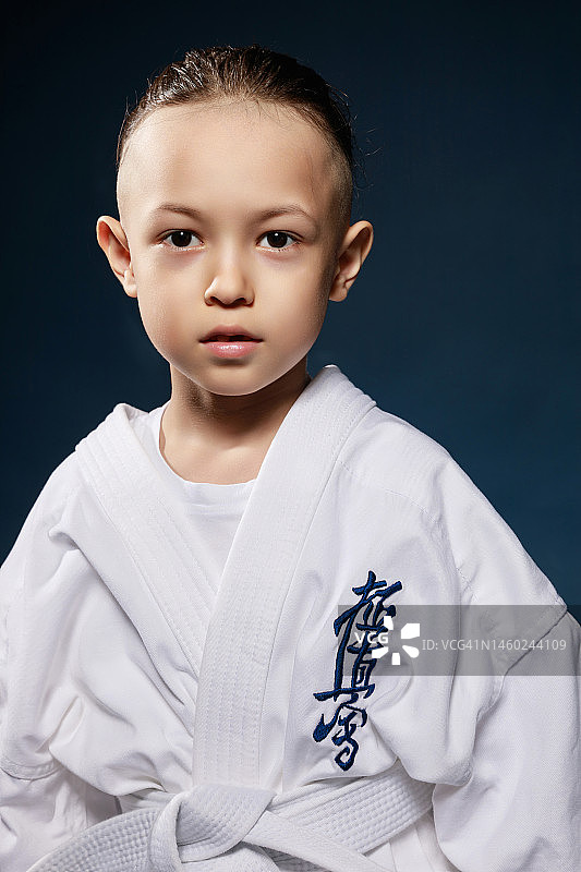 穿着极真派空手道服的男孩图片素材