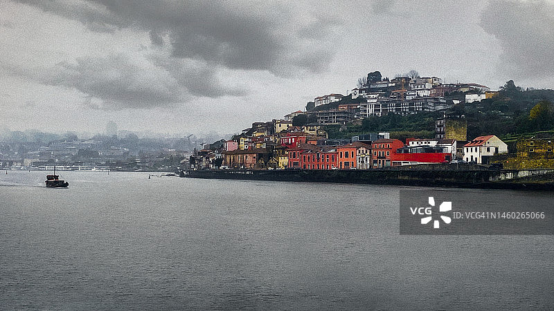 波尔图杜罗河上的小船图片素材