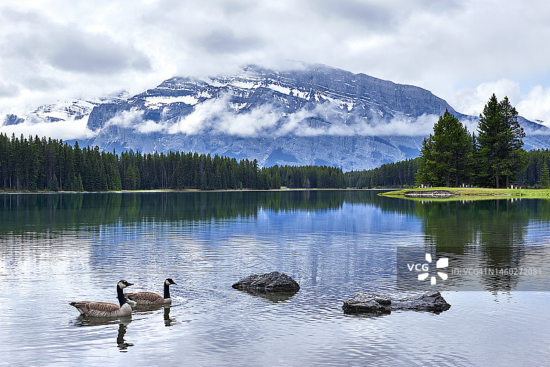 加拿大班夫国家公园的双杰克湖和伦德尔山图片素材