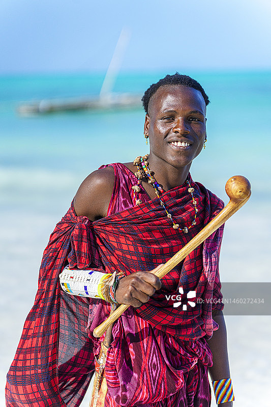 帅气马赛男人与传统服饰肖像图片素材
