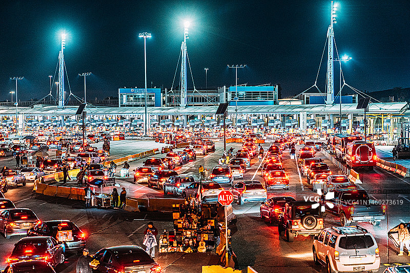 美国-墨西哥边境（蒂华纳/圣伊西德罗）车辆长队，进入美国加利福尼亚州圣地亚哥图片素材