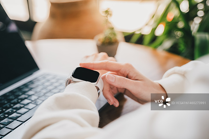 一个人正在使用智能手表传感器显示屏图片素材