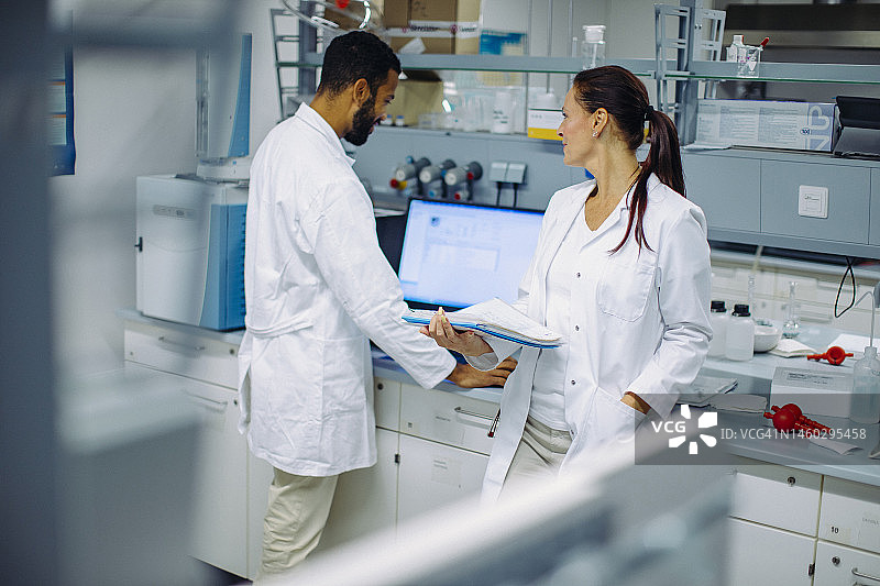 在实验室工作的科学家图片素材