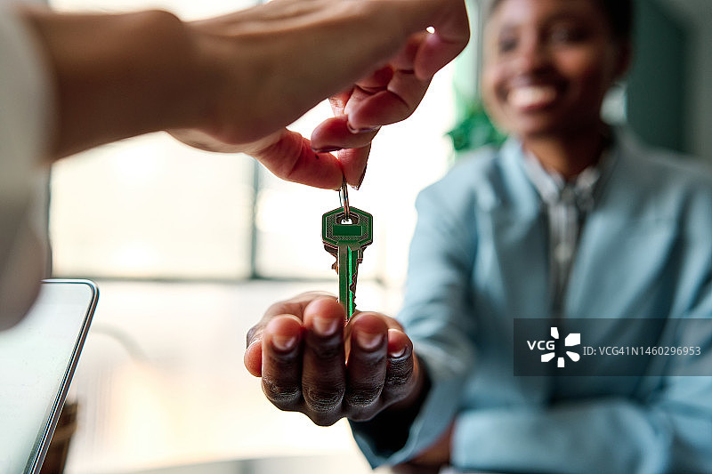 收到房屋钥匙的非洲客户图片素材