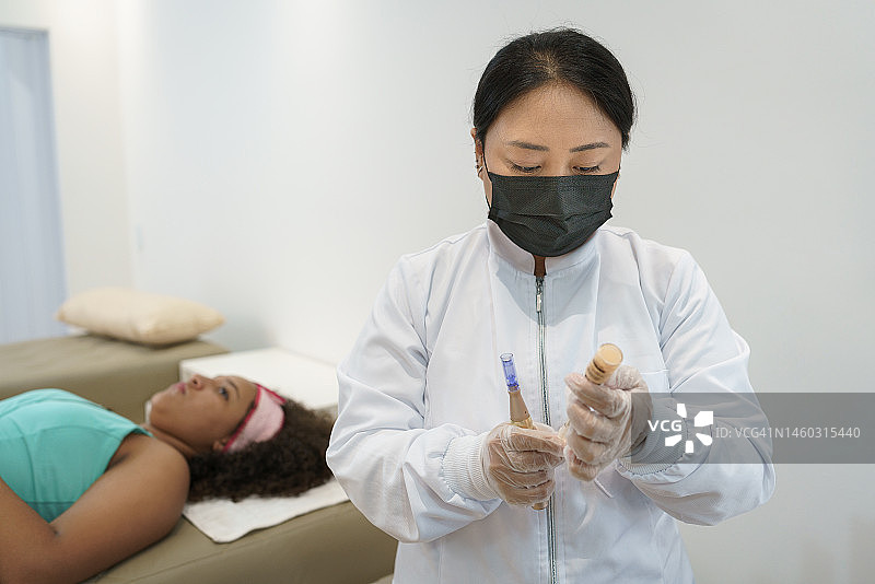 美容师准备微针导入图片素材