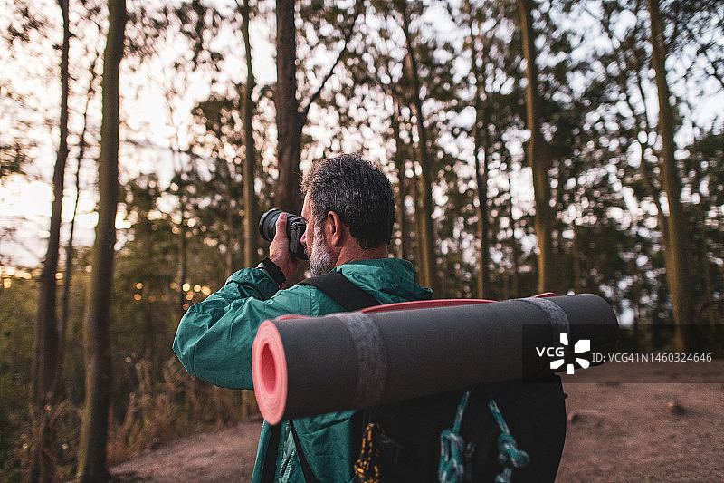 中年男人背着背包去徒步旅行图片素材