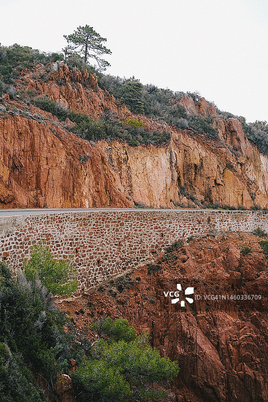 岩壁保护着下方红色悬崖的道路图片素材
