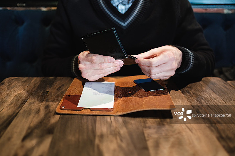 男人在餐厅付款图片素材