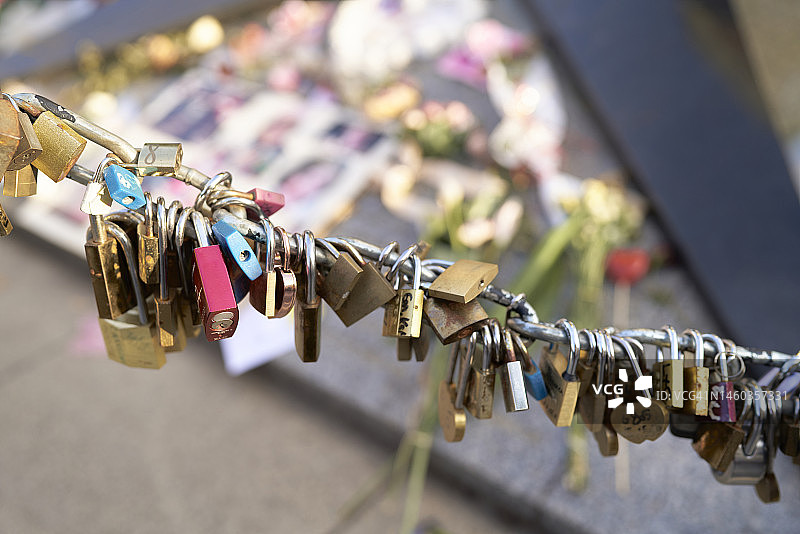 巴黎街头高角度拍摄的爱心锁链图片素材