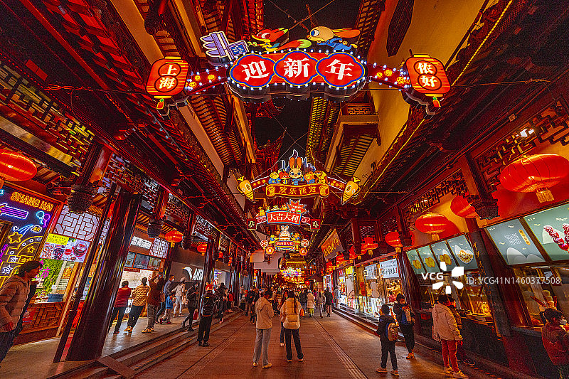 上海豫园悬挂的红色中式灯笼图片素材