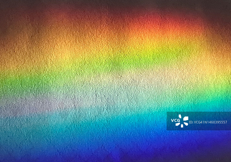 折射光在白纸上形成的彩虹色图片素材