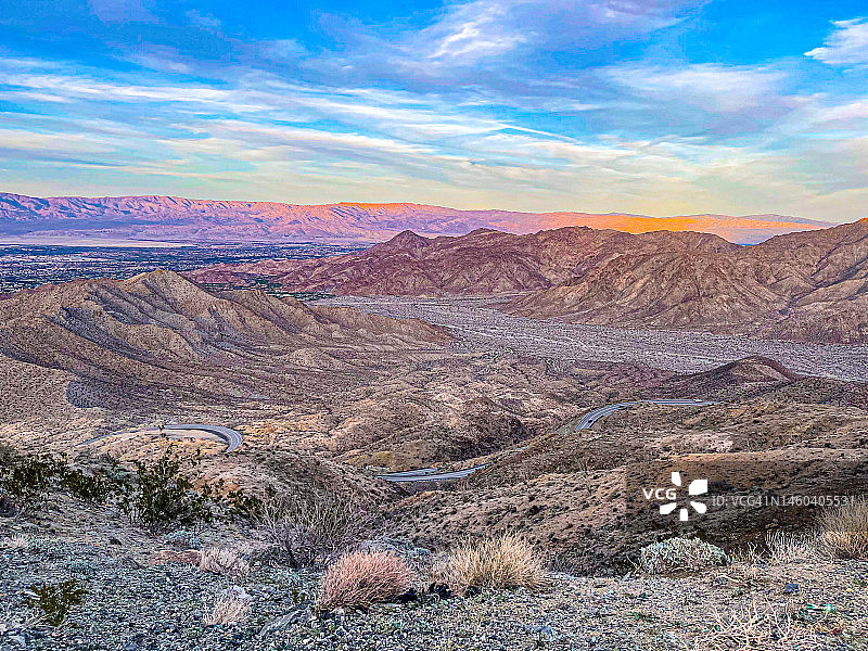 棕榈泉上方蜿蜒山路车辆高空景观图片素材