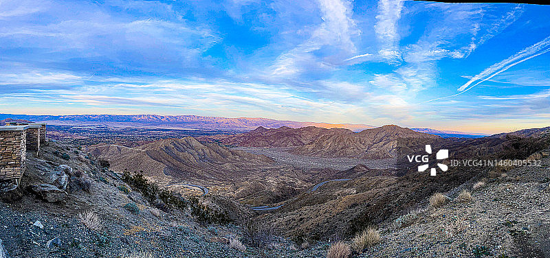 棕榈泉上方蜿蜒山路车辆高空景观图片素材