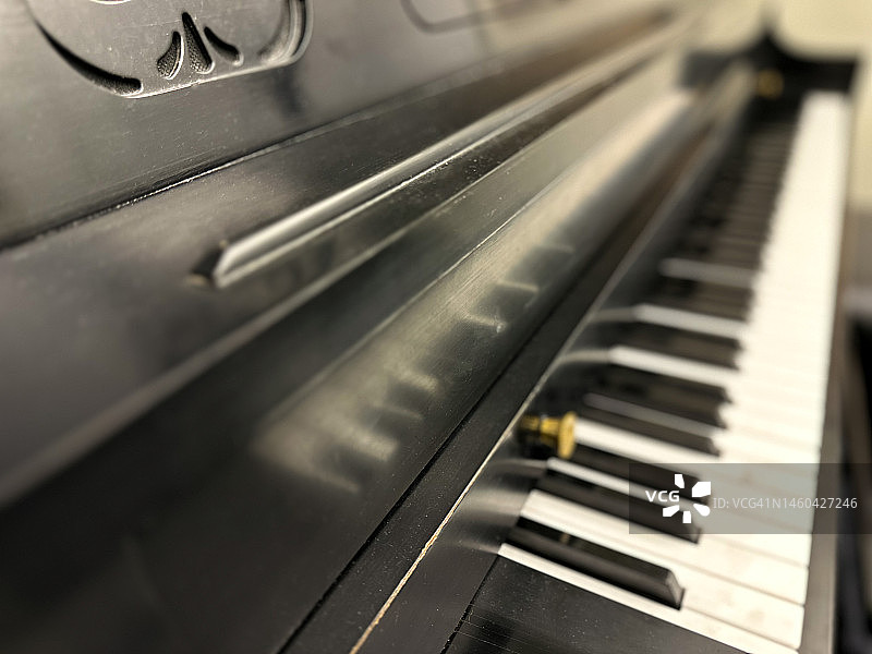钢琴琴键的侧面透视图图片素材