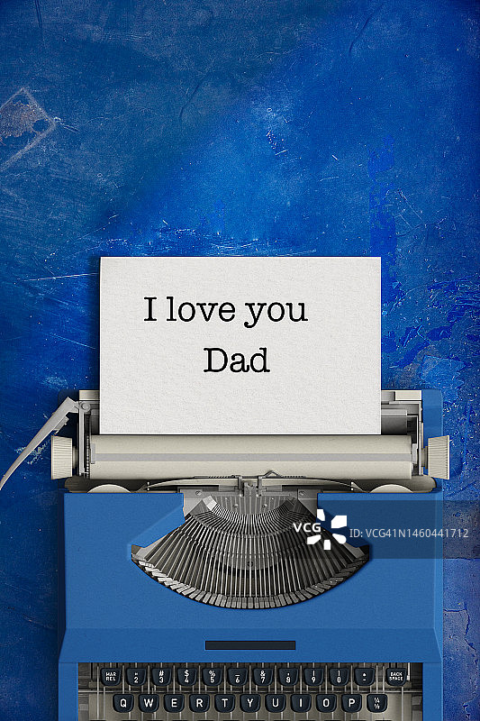 打字机书写的“我爱你 爸爸”图片素材